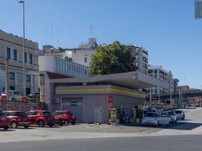 Non � propriamente un�industria, ma nella lista � presente anche la stazione di servizio Agip che si trova sul sottopasso Duca degli Abruzzi: fu ideata nel 1952 dal grande architetto Marco Bacciocchi